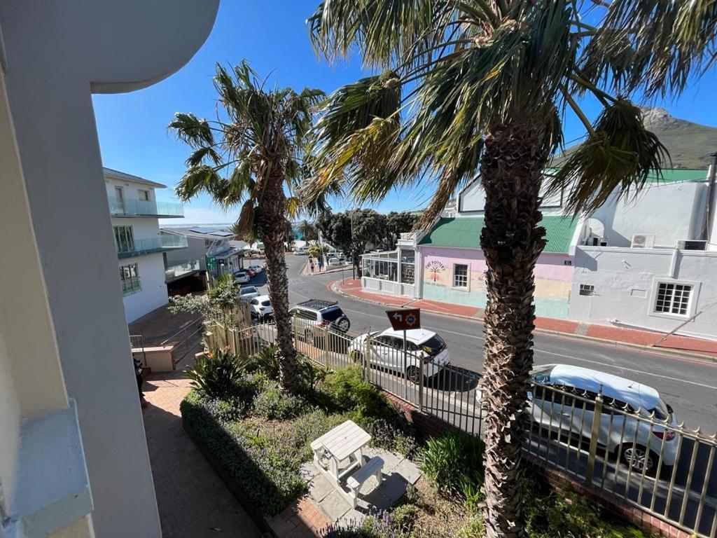 Apartment On The In Camps Bay *